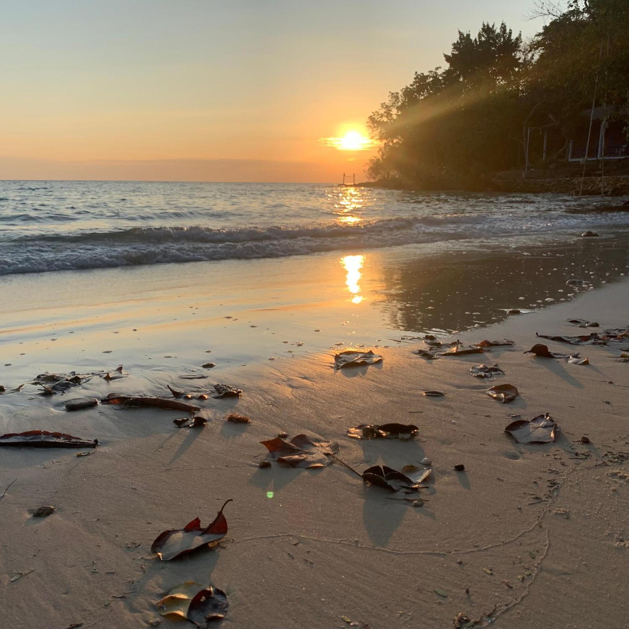 Hotel ลุงดำฮัทบีช Koh Samet Exterior foto