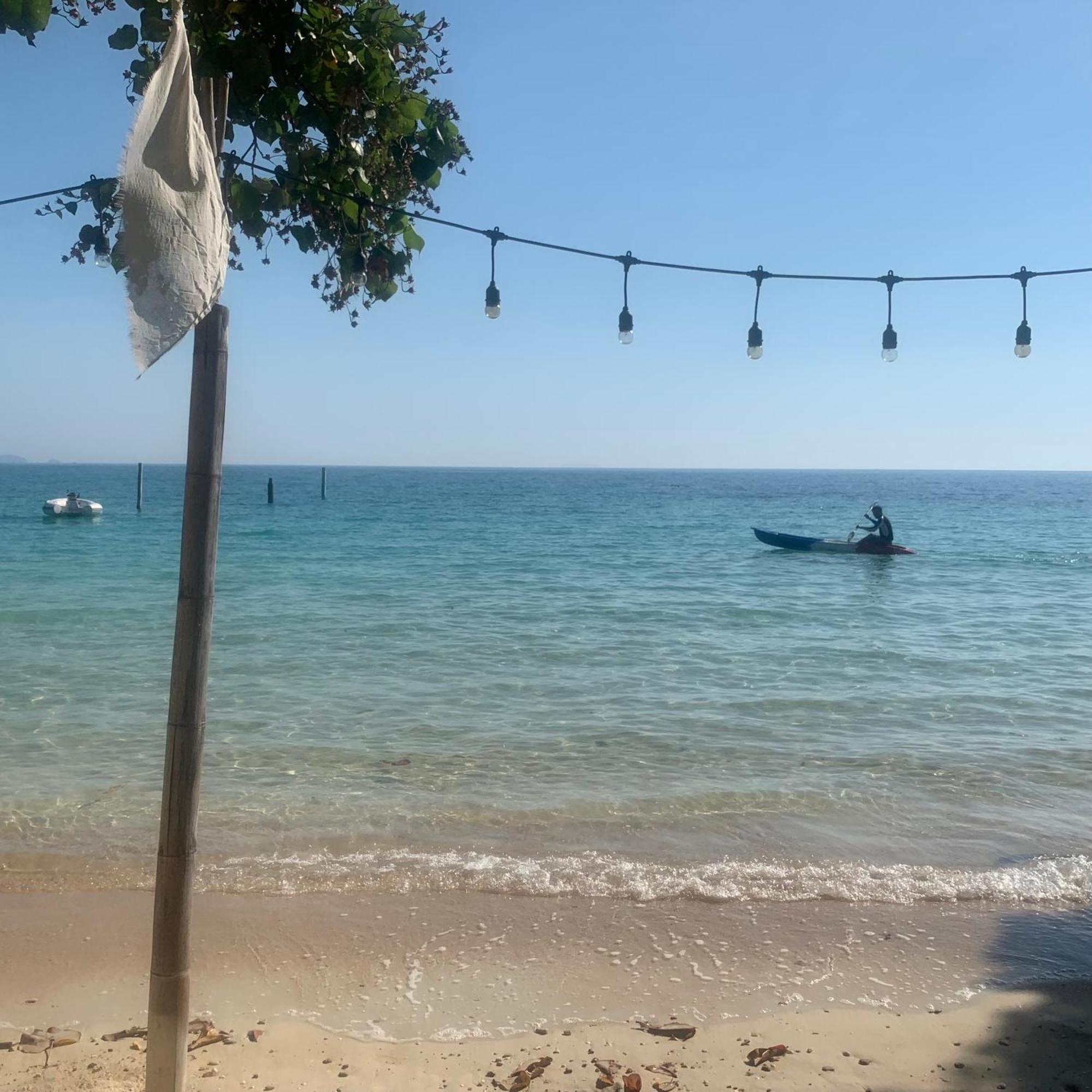 Hotel ลุงดำฮัทบีช Koh Samet Exterior foto